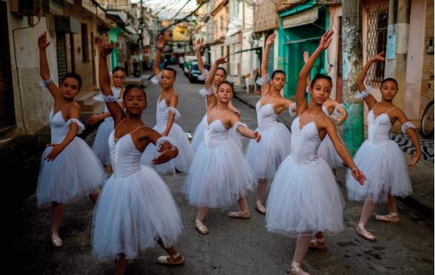 Le Ballet Manguinhos, une oasis menacée de disparition dans une favela de Rio
