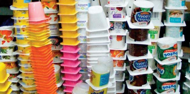 Une start-up canadienne s’attaque au recyclage chimique des pots de yaourt