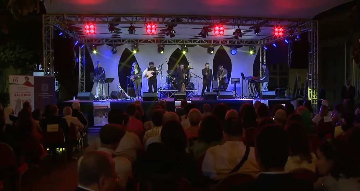 Pieno di energia, il gruppo multietnico italiano ha presentato una bellissima serata al Consolato Generale d’Italia. Pieno di energia, il gruppo multietnico italiano ha presentato una bellissima serata al Consolato Generale d’Italia.