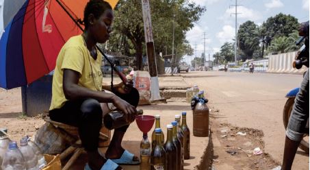En Centrafrique, les vendeurs d'essence à la sauvette prospèrent En Centrafrique, les vendeurs d'essence à la sauvette prospèrent