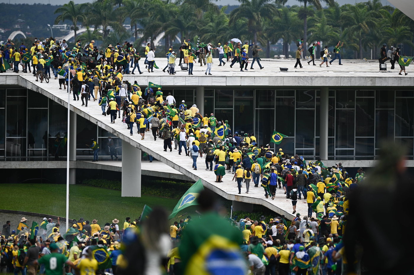 Les “bolsonaristes” prennent d’ assaut les lieux de pouvoir au Brésil