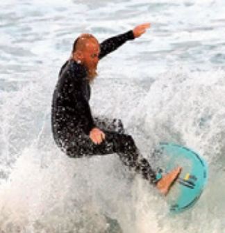 L'Australien Blake Johnston bat le record de la plus longue session de surf