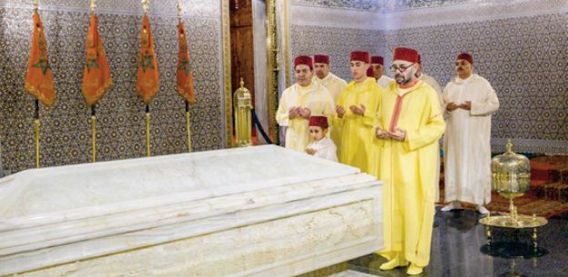 S.M le Roi, Amir Al Mouminine, se recueille sur la tombe de Feu S.M le Roi Mohammed V