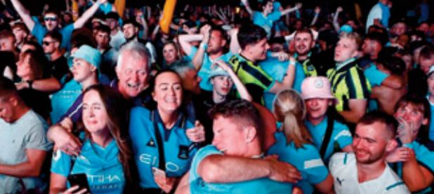 Les fans de Manchester City célèbrent la fin d'une longue attente Les fans de Manchester City célèbrent la fin d'une longue attente