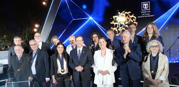 Le président israélien Isaac Herzog décore le Conseiller de SM le Roi, André Azoulay, de la Médaille d'honneur
