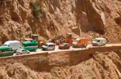 La réouverture de la route menant à Ighil facilite l’ acheminement des aides La réouverture de la route menant à Ighil facilite l’ acheminement des aides