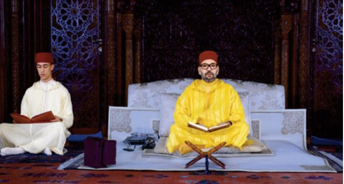 SM le Roi, Amir Al-Mouminine, préside une veillée religieuse en commémoration du 25ème anniversaire de la disparition de Feu SM le Roi Hassan II