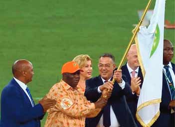 Le drapeau de la CAN 2025 remis par Alassane Ouattara au président de la FRMF