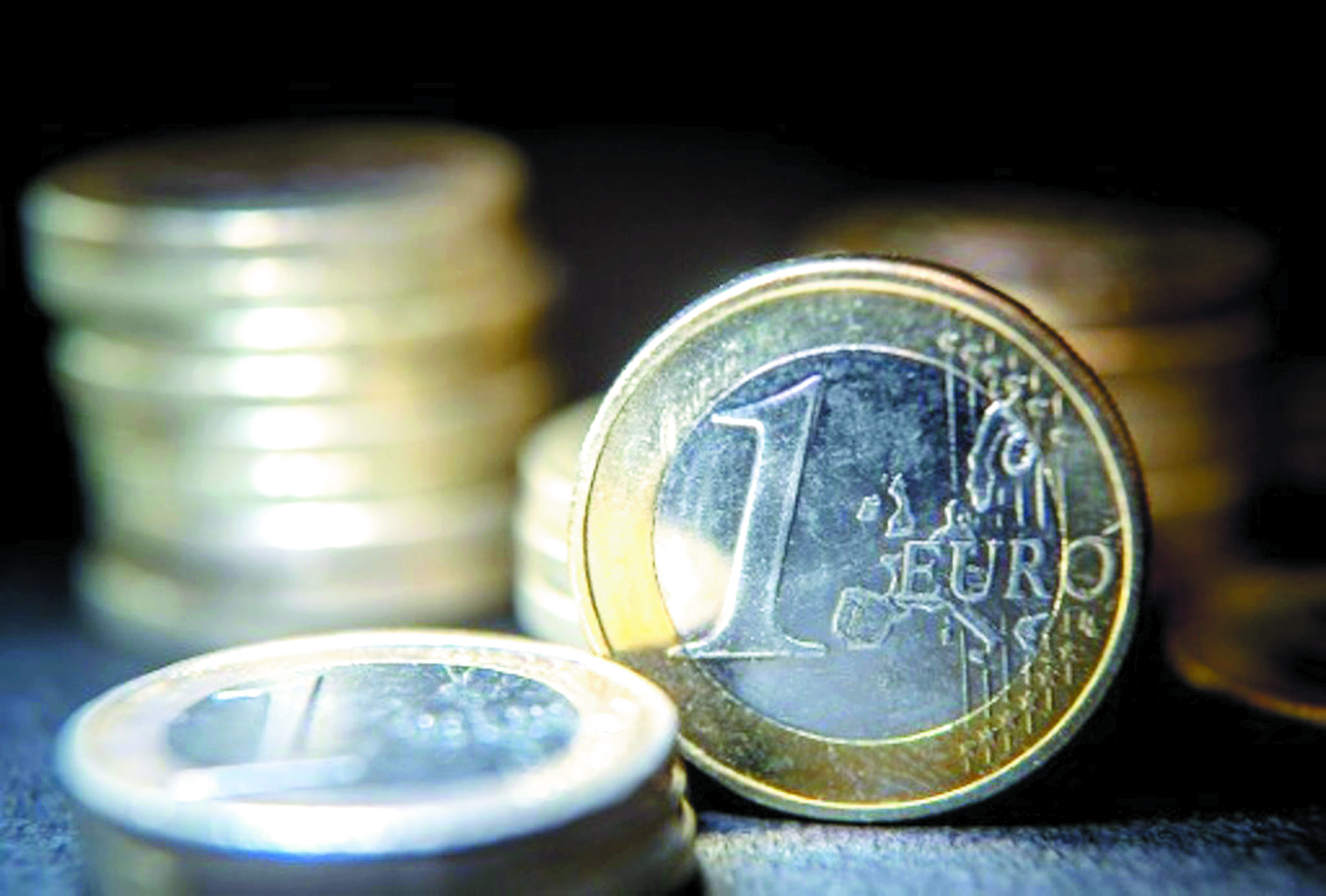 Petit à petit, les Allemands  délaissent pièces et billets chéris