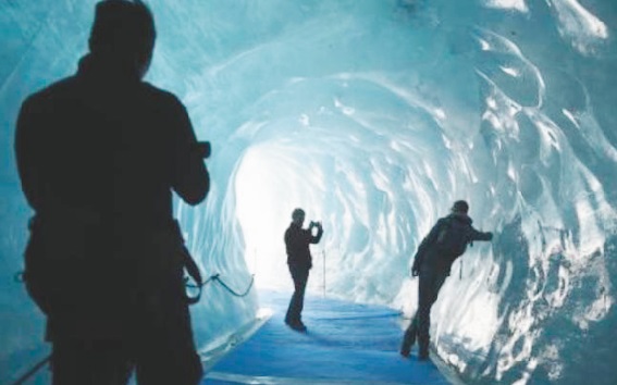 La Mer de Glace, haut lieu menacé du tourisme dans les Alpes françaises La Mer de Glace, haut lieu menacé du tourisme dans les Alpes françaises