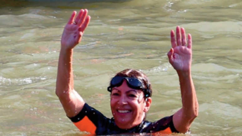 In extremis avant les JO, la maire de Paris se baigne dans la Seine In extremis avant les JO, la maire de Paris se baigne dans la Seine