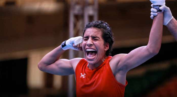La boxeuse Widad Bertal pour monter sur le podium La boxeuse Widad Bertal pour monter sur le podium