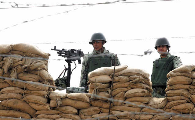 Six soldats de la Force multinationale blessés par deux bombes au Sinaï Six soldats de la Force multinationale blessés par deux bombes au Sinaï