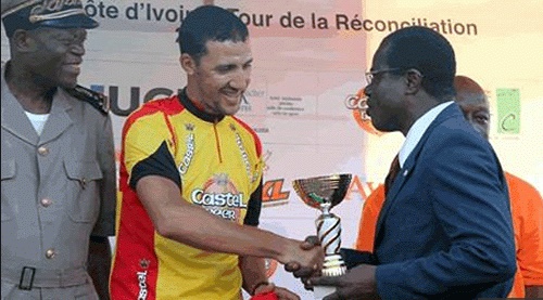 Remise du Trophée du Tour de la Côte d’Ivoire cyclisme à Mouhssine Lahssaïni