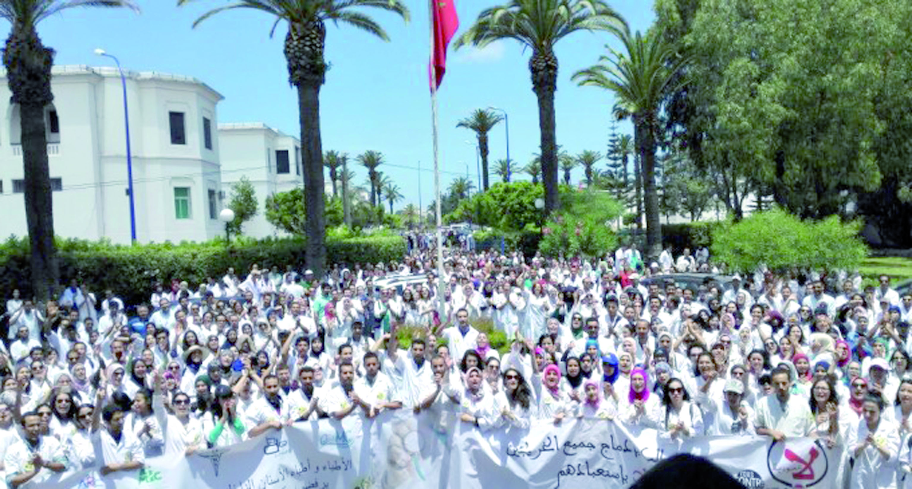 Les parents des étudiants en médecine solidaires avec  leurs enfants grévistes Les parents des étudiants en médecine solidaires avec  leurs enfants grévistes