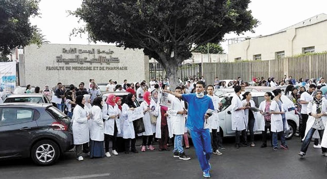 Les étudiants des Facultés de médecine remettent leur blouse Les étudiants des Facultés de médecine remettent leur blouse