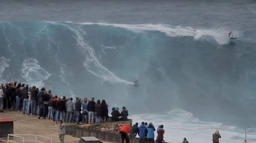 Miraculée, une surfeuse brésilienne défie à nouveau “les plus grosses vagues du monde”