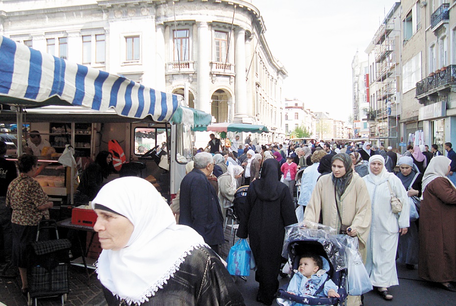 Vent de panique à Bruxelles : Le quartier de Molenbeek dont l’essentiel de la population est d’origine marocaine fait l’objet de fouilles intenses