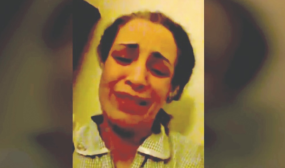 Capture d’image de la vidéo postée sur Youtube le 22 novembre par une Marocaine martyrisée par son employeuse saoudienne.