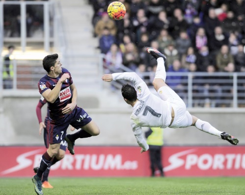 Le Real se soigne à Eibar, crise à Valence