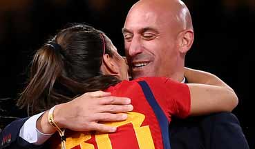 Le baiser forcé de Luis Rubiales à Jenni Hermoso: Pour la procureure, "aucun doute" que le geste était "non consenti" Le baiser forcé de Luis Rubiales à Jenni Hermoso: Pour la procureure, "aucun doute" que le geste était "non consenti"