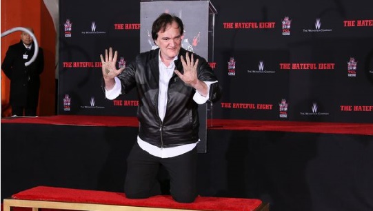 Quentin Tarantino laisse ses empreintes sur un trottoir de Hollywood