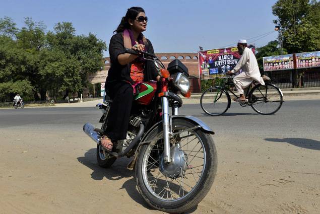 Au Pakistan, une nouvelle génération de conductrices en deux-roues et en camion
