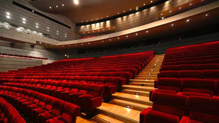 Théâtre et cinéma : Questions d’adaptation filmique du spectacle théâtral Théâtre et cinéma : Questions d’adaptation filmique du spectacle théâtral