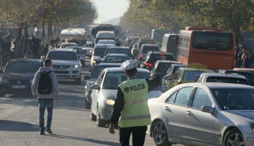 Tirana étouffe sous la pollution