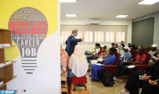 Master class à Laâyoune sur l'innovation technologique et l'intelligence artificielle et économique