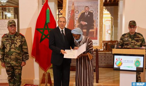 Remise à Laâyoune de certificats de propriété à des ayants-droit des martyrs de la Nation