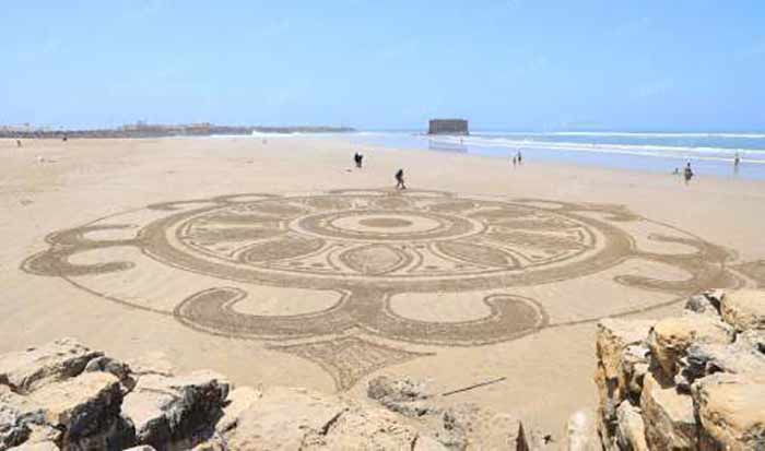 Dessin sur sable : La plage de Tarfaya prend vie sous les traits d'Ali Salem Yara