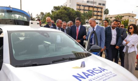 Présentation du modèle de la voiture intelligente "Smart Drive Test" pour les examens d'obtention de permis de conduire Présentation du modèle de la voiture intelligente "Smart Drive Test" pour les examens d'obtention de permis de conduire