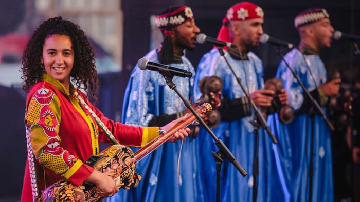 La troupe Gnaoua de Hind Ennaira enflamme la scène du Festival "Le Koweït nous rassemble"