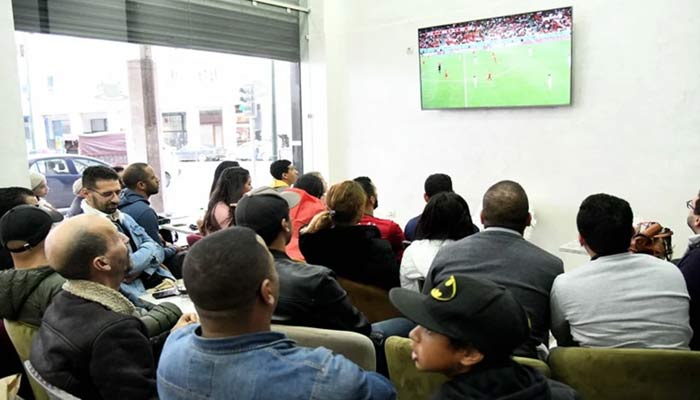 A Salé, les cafés se muent en tribunes spontanées