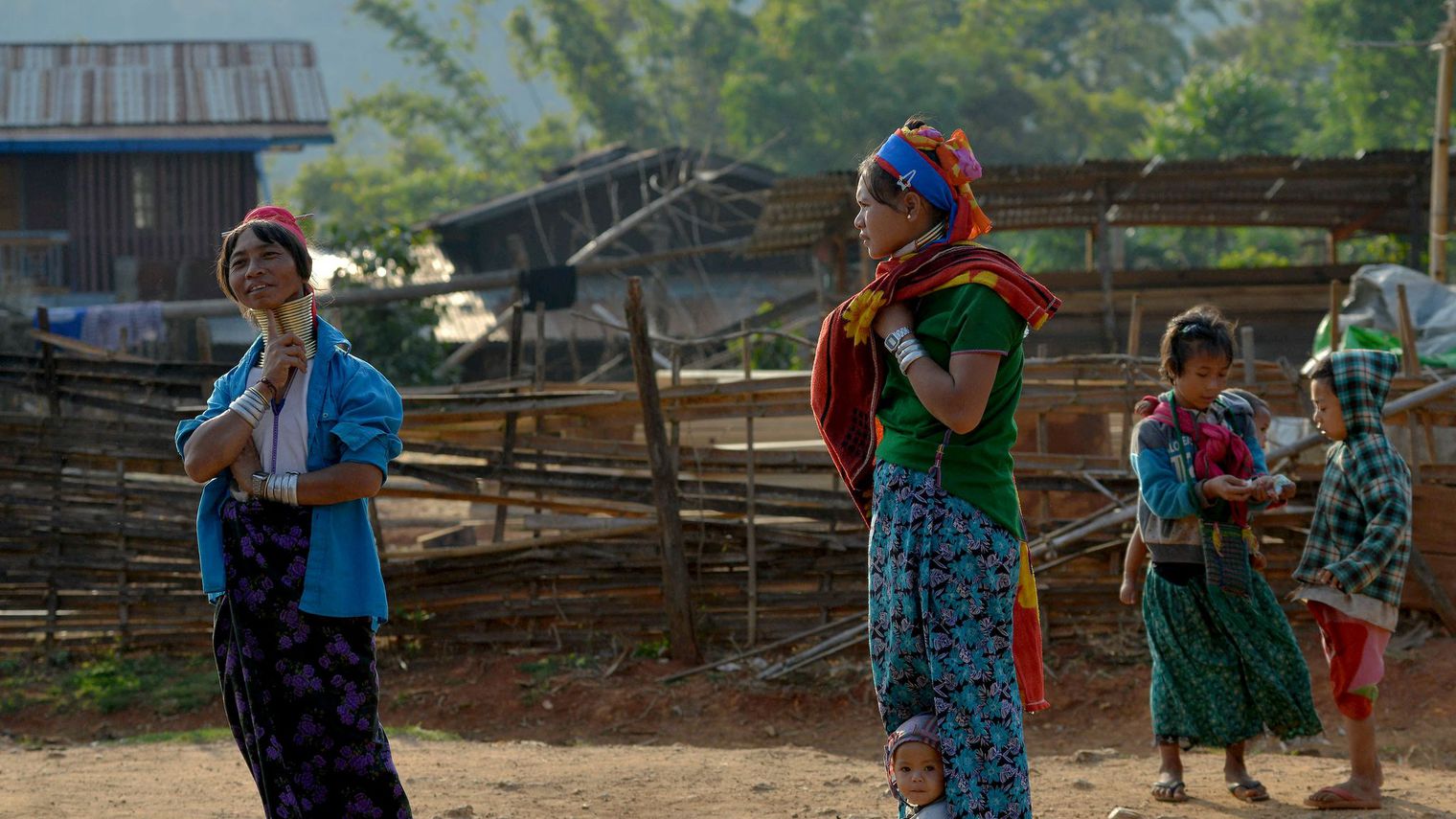 Les "femmes girafes" de Birmanie rêvent d'un autre tourisme pour leur région