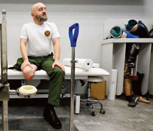 Dans un atelier de prothèses, des vétérans amputés se disent sans regrets