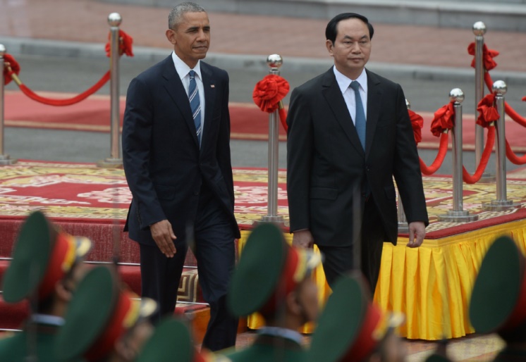 Au premier jour de sa visite à Hanoï, Barack Obama annonce la levée de l'embargo sur les ventes d'armes américaines au Vietnam