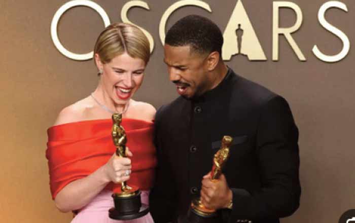 Sur le tapis rouge des Oscars : Du noir et blanc, des touches printanières et des broches