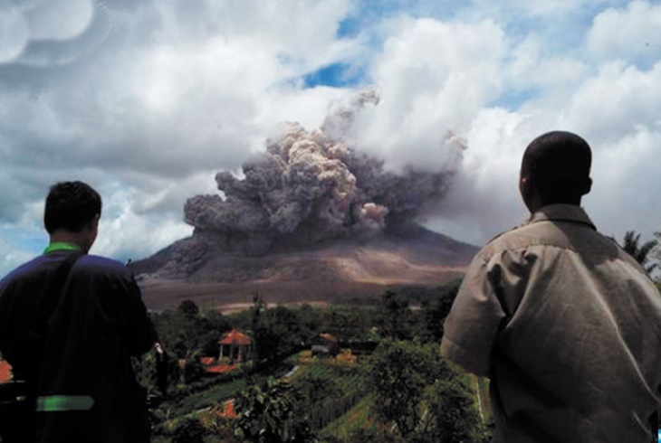 Pour survivre, des Indonésiens deviennent guides touristiques d'un volcan de boue