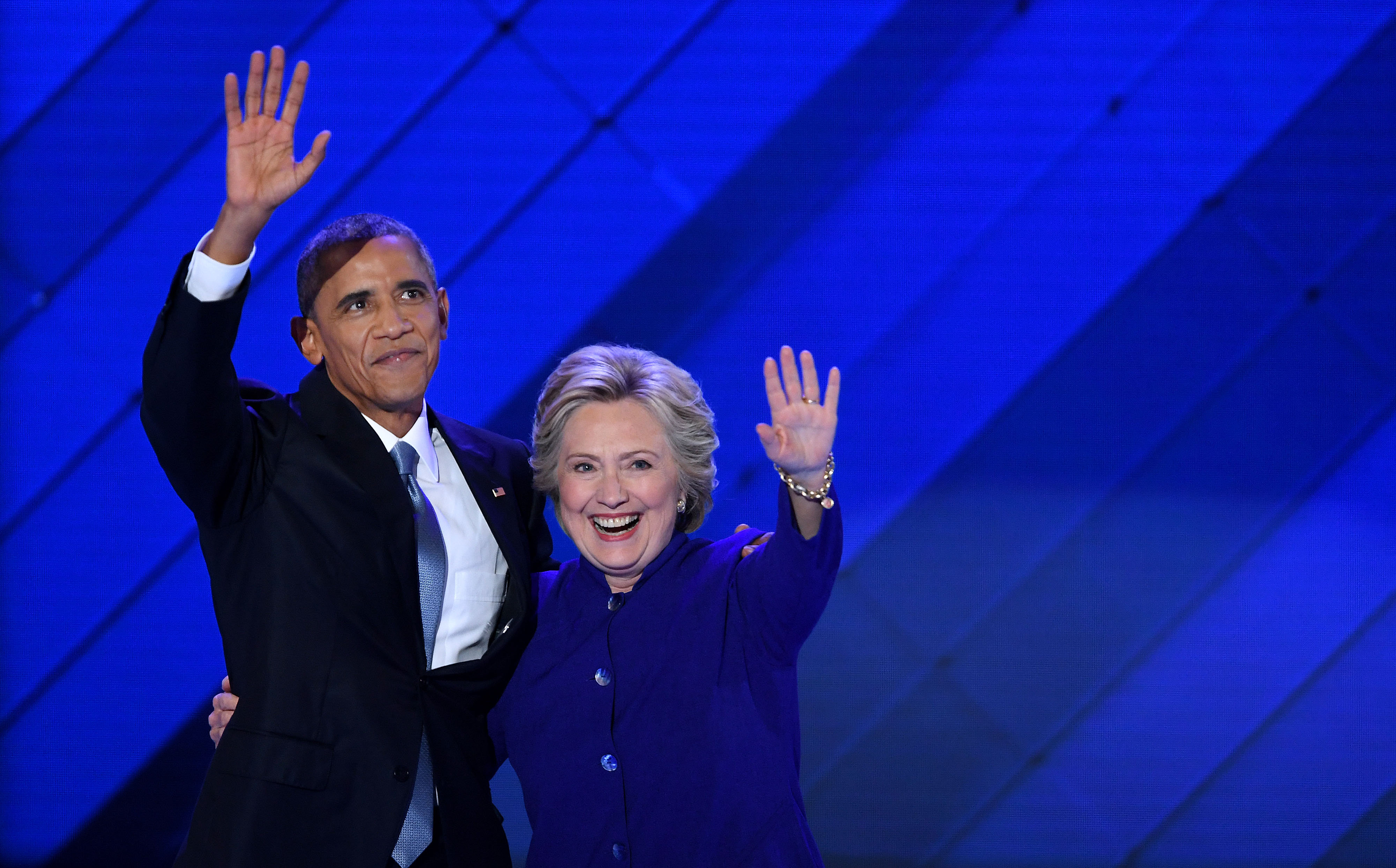 Obama exhorte l'Amérique à porter "Hillary" vers la victoire