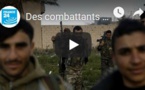 Des combattants du groupe EI se rendent aux forces arabo-kurdes à Baghouz, dans l'est de la Syrie