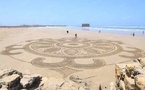 Dessin sur sable : La plage de Tarfaya prend vie sous les traits d'Ali Salem Yara