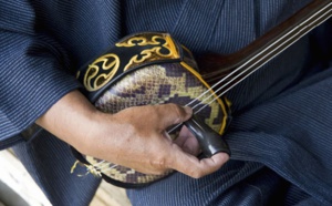 Le sanshin, instrument de Musique en peau de serpent d'Okinawa, défie le temps