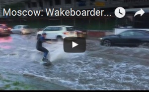 Un homme fait du wakeboard dans les rues de Moscou