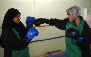 Un insolite duo de boxeuses mère-fille au Pakistan