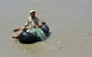 Cruelle et risquée, la pêche "au générateur" fait des ravages au Pakistan