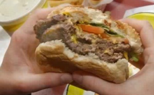 Insolite : Des double-cheeseburgers pour les SDF