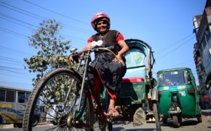 “Crazy Auntie ” , seule femme cyclo-rickshaw du Bangladesh