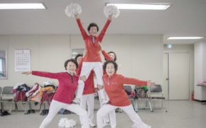 Des pom-pom girls aux cheveux d'argent